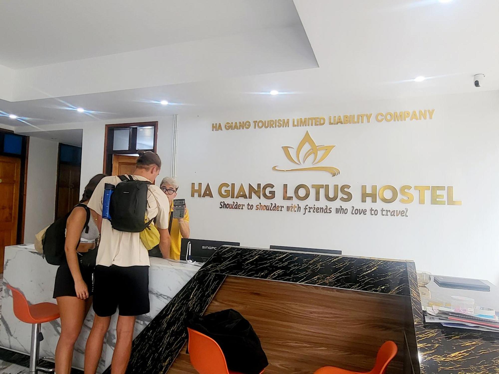 Ha Giang Lotus Hostel Motorbikes Tours Buitenkant foto