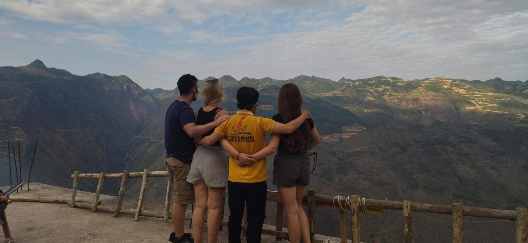 Ha Giang Lotus Hostel Motorbikes Tours Buitenkant foto
